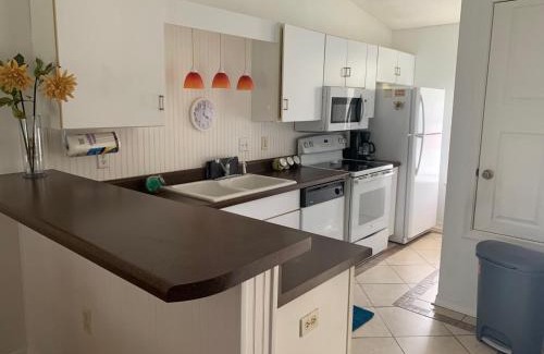 Northwest Pensacola Maison | Charming 2 bdr 1 bath home fenced byard N Pensacola Pet Friendly Close to bases