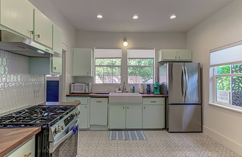 MLK Maison | Charming 2 BDR for 4, Close to Downtown Austin!
