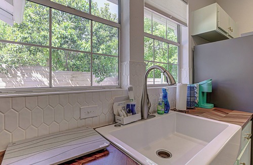 MLK Maison | Charming 2 BDR for 4, Close to Downtown Austin!