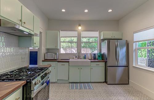 MLK Maison | Charming 2 BDR for 4 Close to Downtown Austin