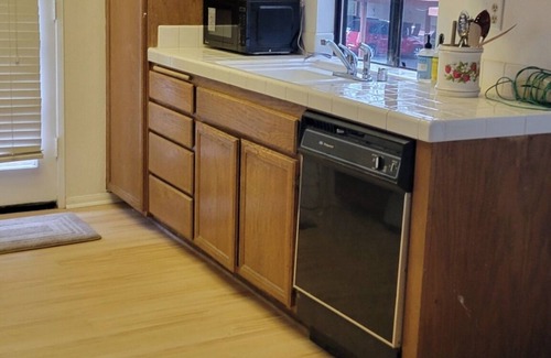 Carmel Valley Copropriété | Charming 2 bdrm condo, minutes to beach and parks, has pool, tennis, hot tubs.