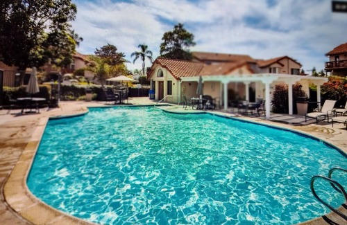 Carmel Valley Copropriété | Charming 2 bdrm condo, minutes to beach and parks, has pool, tennis, hot tubs.