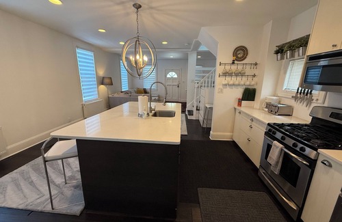 Fairlawn Maison | Charming 2-Bed 1,5 Bath House, free street Parkin