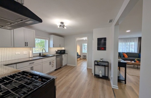 Franklin Park Appartement | Charming 2-bed.apt in Franklin Park, AC, WiFi, O'Hare, free parking, W/D in unit