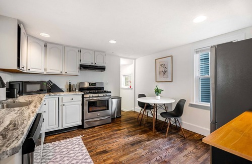 Salem Appartement | Charming 2-Bed Apt Free Parking King Bed 1 Mile to Downtown Salem!