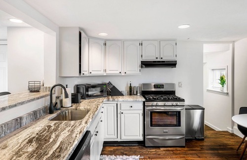 Salem Appartement | Charming 2-Bed Apt Free Parking King Bed 1 Mile to Downtown Salem!