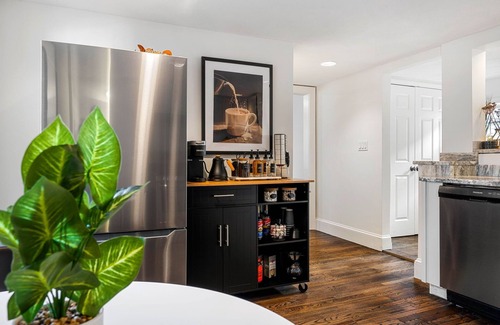 Salem Appartement | Charming 2-Bed Apt Free Parking King Bed 1 Mile to Downtown Salem!