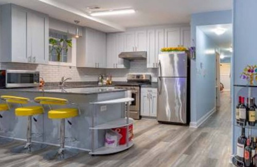 Near South Side Copropriété | Charming 2-bedroom condo in beautiful Chicago with WiFi, AC, and private parking