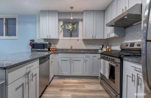 Near South Side Copropriété | Charming 2-bedroom condo in beautiful Chicago with WiFi, AC, and private parking