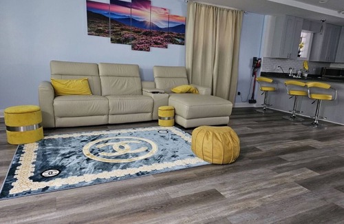 Near South Side Copropriété | Charming 2-bedroom condo in beautiful Chicago with WiFi, AC, and private parking