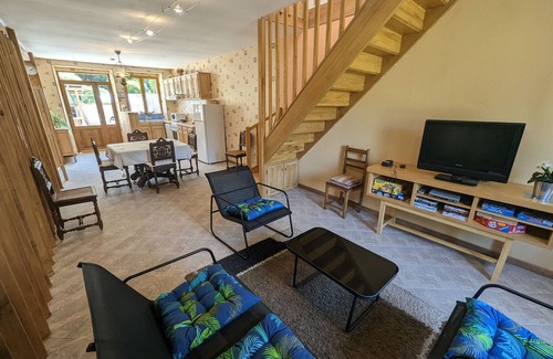 Forcey Cottage | Gîte familial 2 chambres avec piscine, animaux, et vaste terrain à Forcey