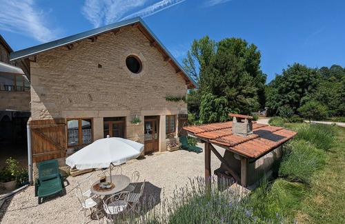 Forcey Cottage | Gîte familial 2 chambres avec piscine, animaux, et vaste terrain à Forcey