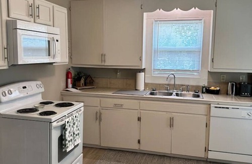 Concord Maison | Charming 2 bed home - Downtown Concord