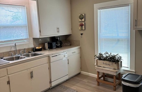 Concord Maison | Charming 2 bed home - Downtown Concord