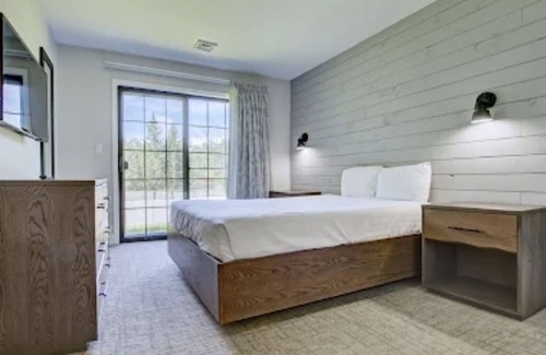 East Stroudsburg Villa | Charming 2-bedroom loft villa in East Stroudsburg with WiFi, fitness room