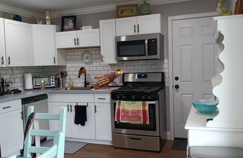 Grand Island Maison | Charming 2-bedroom house in delightful Grandyle Village with AC