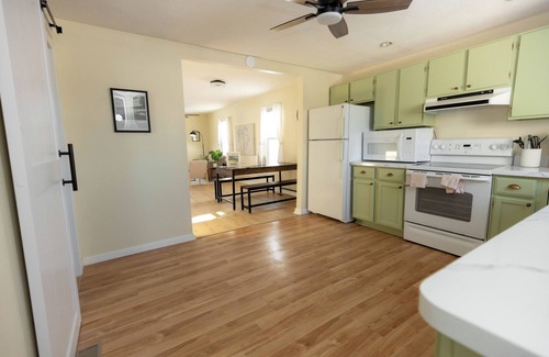 Wayne County Maison | Charming 2 bed waterfront home in quiet neighborhood w/ boat parking!