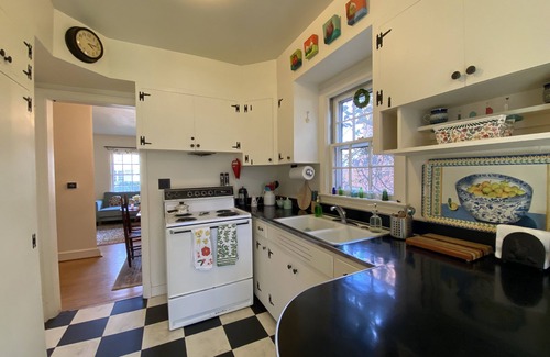 Fry's Spring Maison | Charming 2 bedroom Brick Cottage in Charlottesville, minutes from Scott Stadium