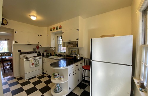 Fry's Spring Maison | Charming 2 bedroom Brick Cottage in Charlottesville, minutes from Scott Stadium