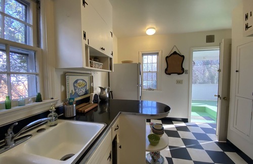 Fry's Spring Maison | Charming 2 bedroom Brick Cottage in Charlottesville, minutes from Scott Stadium