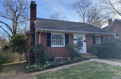 Fry's Spring Maison | Charming 2 bedroom Brick Cottage in Charlottesville, minutes from Scott Stadium