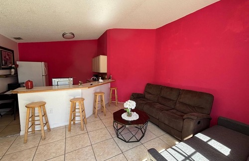 New Port Richey Maison | Charming 2-bedroom house with WiFi, AC in serene New Port Richey