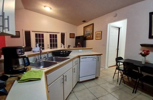 New Port Richey Maison | Charming 2-bedroom house with WiFi, AC in serene New Port Richey