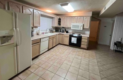 Villa Primera Maison | Charming 2-bedroom house with Wi-Fi, Washer, Dryer, and Pool in Pensacola Beach.