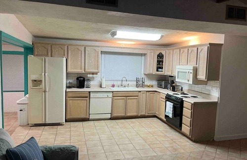 Villa Primera Maison | Charming 2-bedroom house with Wi-Fi, Washer, Dryer, and Pool in Pensacola Beach.