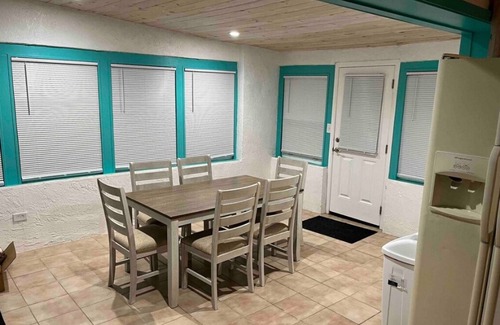 Villa Primera Maison | Charming 2-bedroom house with Wi-Fi, Washer, Dryer, and Pool in Pensacola Beach.