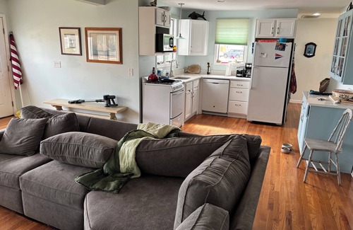 Ortley Beach Maison | Charming 2-bedroom house on Pelican Island with WiFi and AC