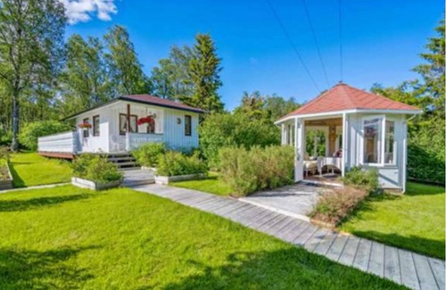 Kvaloya Cottage | Charming 2-bedrom Hemingway-Annex at welcoming Hardwood-Hideout 4U in Tromsø