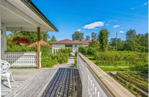Kvaloya Cottage | Charming 2-bedrom Hemingway-Annex at welcoming Hardwood-Hideout 4U in Tromsø