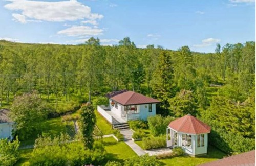 Kvaloya Cottage | Charming 2-bedrom Hemingway-Annex at welcoming Hardwood-Hideout 4U in Tromsø