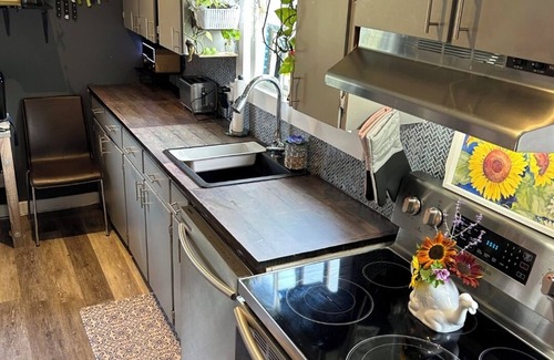 Charlottetown Maison | Charming 2-bedroom house with AC, WiFi in enjoyable Charlottetown.