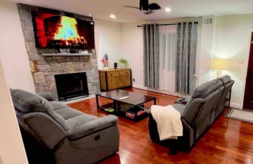 Wheaton-Glenmont Maison | Charming 2-bedroom house with WiFi, AC in fabulous Silver Spring