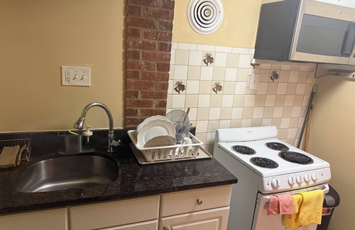 Aspen Hill Maison | Charming 2-bedroom house with WiFi, AC in peaceful Silver Spring