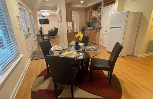 Johns Creek Maison | Charming 2-bedroom 1 bath, Livingroom, full kitchen, WiFi & AC in Alpharetta.