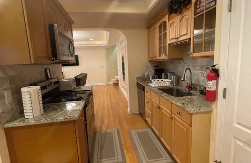 Johns Creek Maison | Charming 2-bedroom 1 bath, Livingroom, full kitchen, WiFi & AC in Alpharetta.