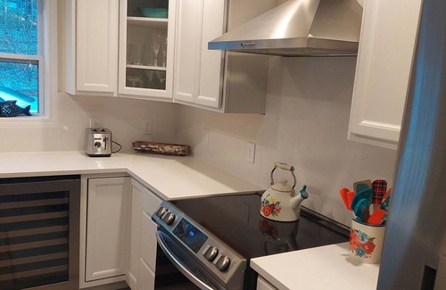 Jay Maison | Charming 2-bedroom, 2.5 bathroom house with fireplaces in tranquil Jay with WiFi