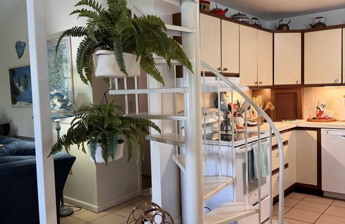 Key Largo Maison | Charming 2 Bedroom, 2 Bathroom + Loft Canal-Front Oasis with Golf Cart