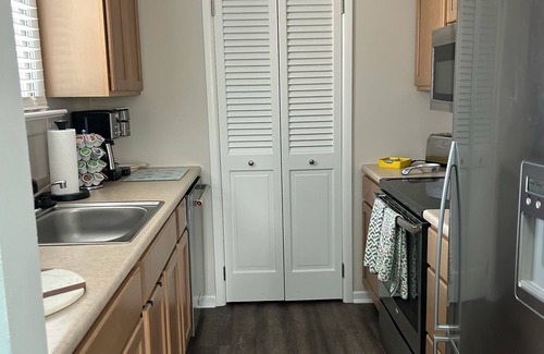 South End Copropriété | Charming 2-bedroom, 2nd floor condo with pool, AC, & WiFi in Ocean City, NJ