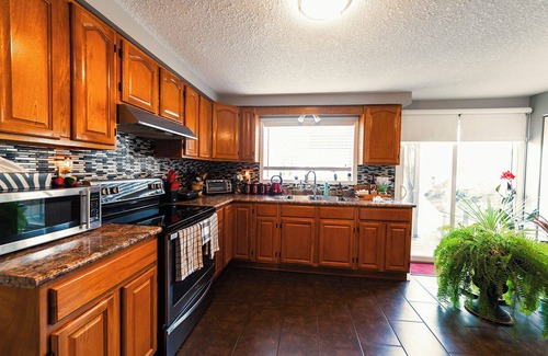 Guelph Maison | Charming 2-Bedroom, 4 Guests + Free Parking and Wi-Fi