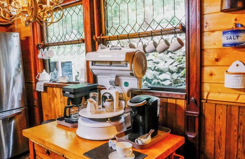 Kelso - Longview Maison | Charming 2-bedroom A-Frame log cabin house with WiFi, AC in Kelso