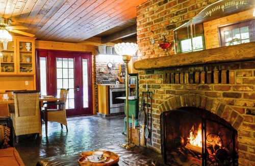 Kelso - Longview Maison | Charming 2-bedroom A-Frame log cabin house with WiFi, AC in Kelso