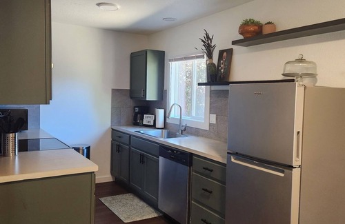 Grants Pass Appartement | Charming 2-bedroom apartment with WiFi, AC in pleasant Grants Pass