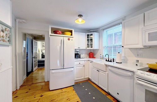 Marblehead Appartement | Charming 2-bedroom apartment in Old Town Marblehead; Near Shopping & Restaurants
