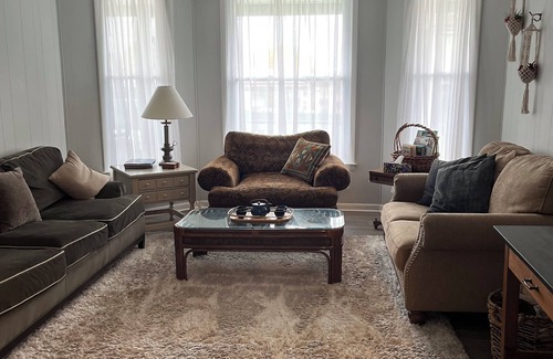 Westside Appartement | Charming 2-bedroom apartment with WiFi and AC in Tipp Hill, Syracuse.