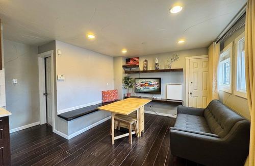 Virginia Village Appartement | Charming 2-bedroom apartment with AC, WiFi Near Cherry Creek, Denver