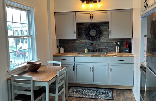 Greene Appartement | Charming 2-bedroom apartment with WiFi, AC in welcoming Greene